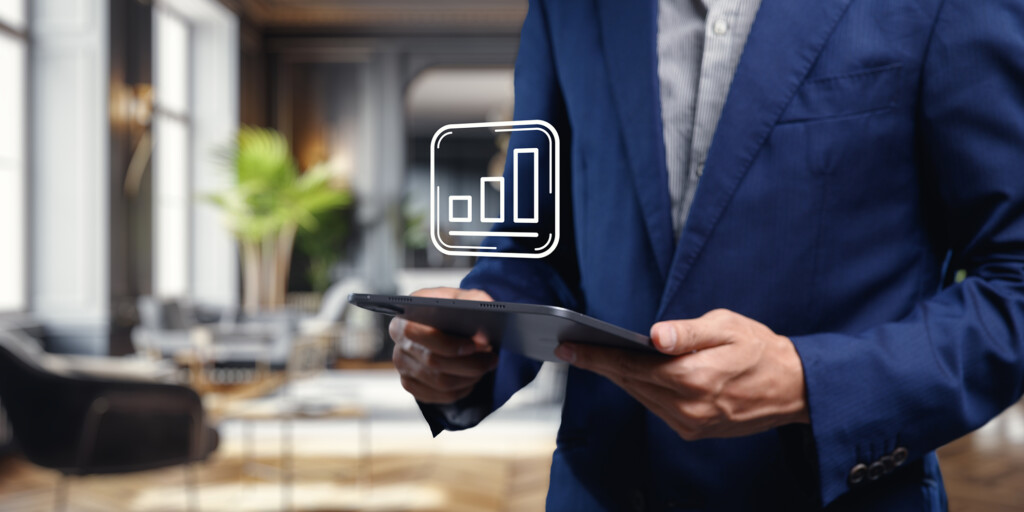Professional Man Analyzing Growth Data in Modern Office Setting Mann mit Tablett und Hologram